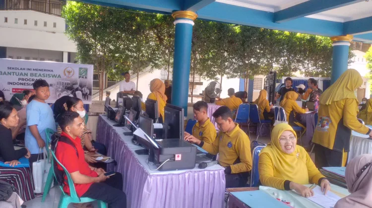 Antusiasme Masyarakat Tinggi, Pendaftar SMPN 15 Mataram Rela Antre sejak Pagi