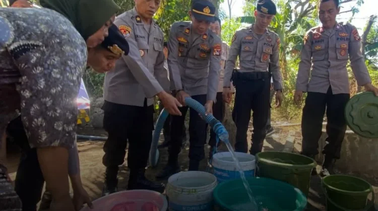 Hari Bhayangkara ke-80, Polres Lombok Timur Salurkan Bantuan Air Bersih