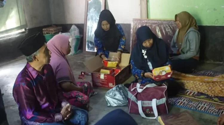 Lansia Sebatang Kara di Lobar Dapat Bantuan Langsung Wabup UNA