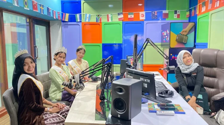 Gen Z Buktikan Kebaya Tetap Relevan di Era Modern
