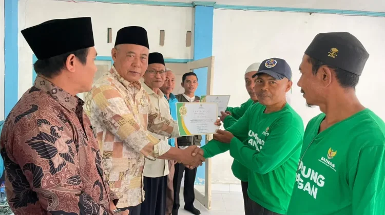 BAZNAS Lombok Timur Tutup Sekolah Lapangan Pengendalian Hama Terpadu
