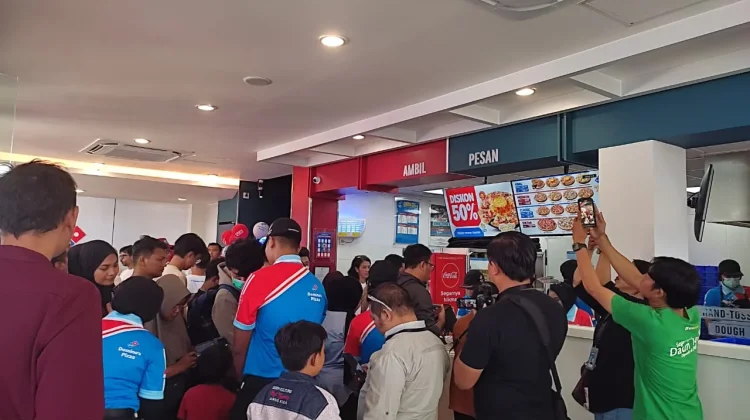 Promo Diskon hingga 50 Persen, Warga Banjiri Grand Opening Domino's Pizza Mataram