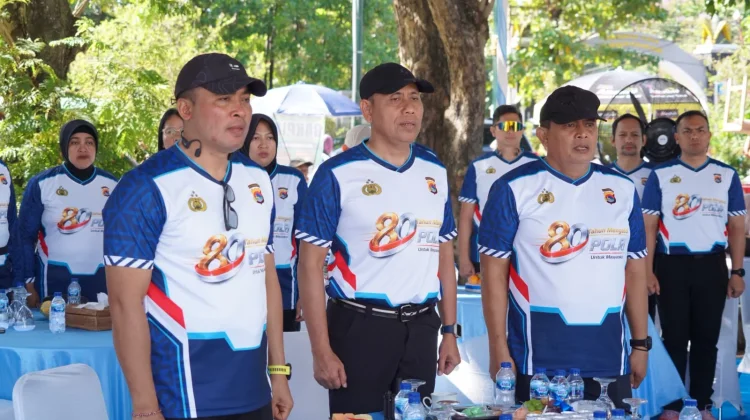 Wakapolda NTB Berbaur dengan warga dan Berbagi Sembako di CFD Udayana