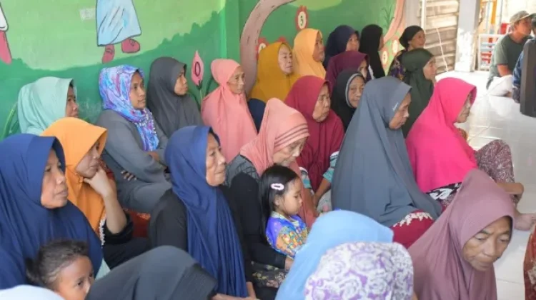 YBM PLN Salurkan Bantuan untuk 75 Keluarga Prasejahtera di Teluk Kombal