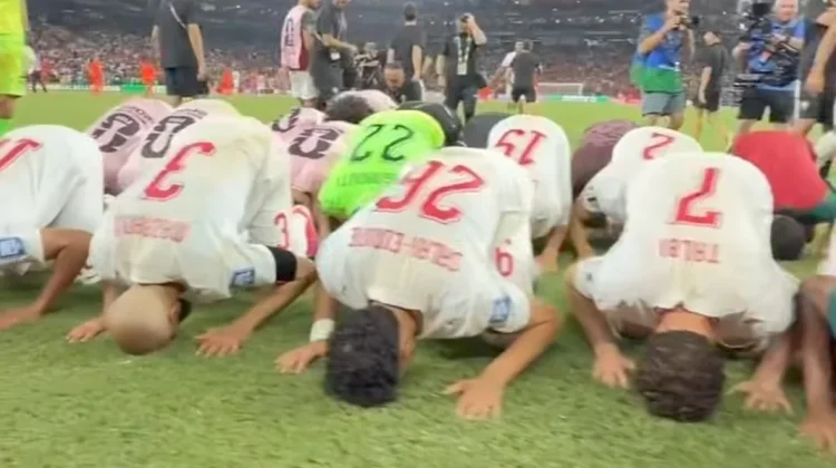 Penuh Haru, Pemain Maroko Sujud Syukur usai Singkirkan Belanda