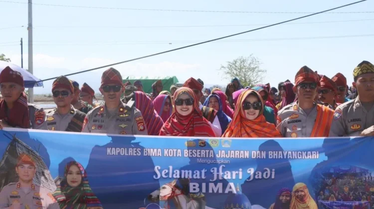 Polres Bima Kota dan Bhayangkari Meriahkan Pawai Budaya Rimpu Pesona Dana Mbojo
