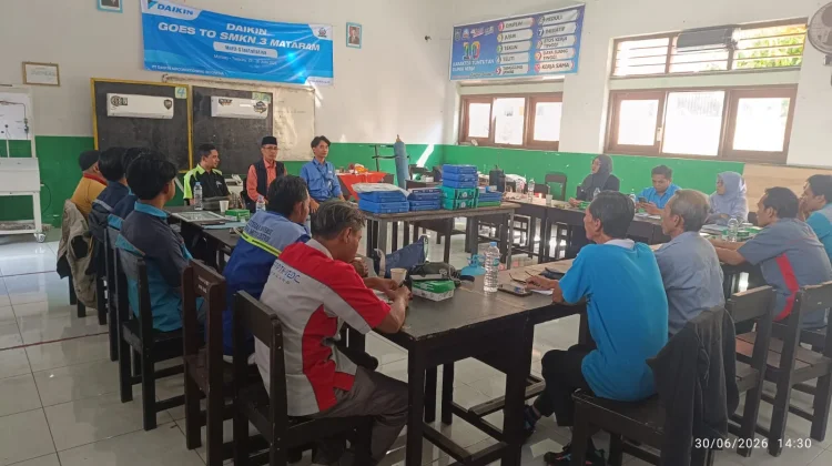 Daikin Goes to School Hadir di SMKN 3 Mataram, Guru Dibekali Teknologi AC Terbaru