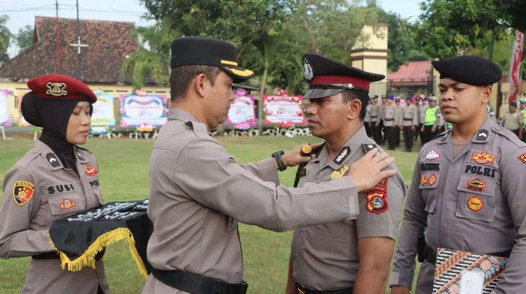Kapolres Bima Kota Sematkan Pangkat Baru kepada Sejumlah Personel