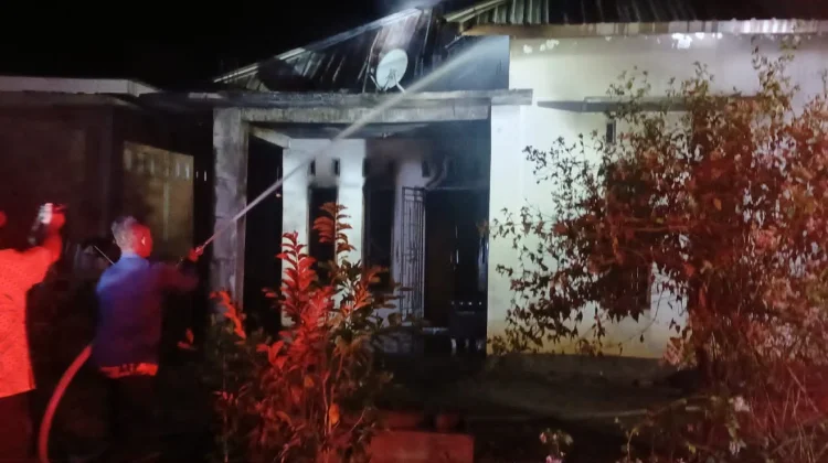 Warga Tarano Diduga Bakar Rumah Sendiri