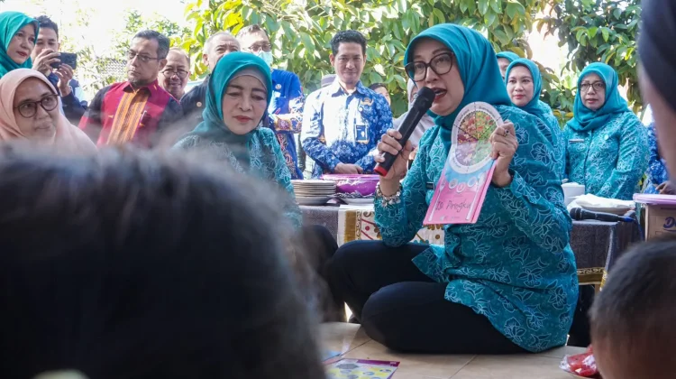 Ketua TP PKK NTB Ajak Santri Tunda Nikah Dini dan Siapkan Masa Depan