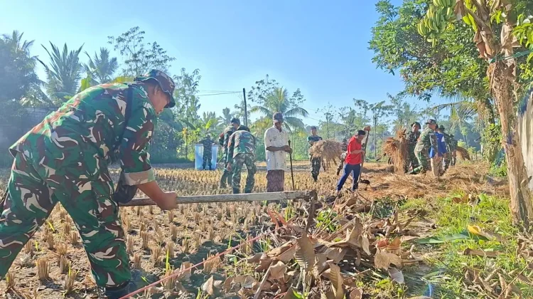TNI dan Warga Loteng Gotong Royong Buka Jalan Usaha Tani