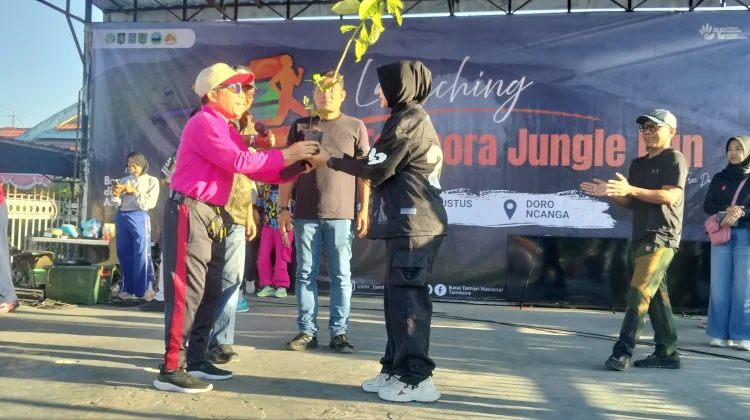 Ajak Masyarakat Lestarikan Alam, TN Tambora Bagikan Bibit Pohon di CFD