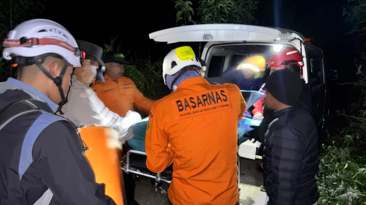 Tim SAR Evakuasi Korban Hipotermia di Bukit Savana Dandaun