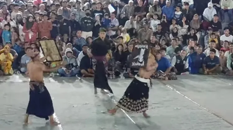 Presean Sabtu Malam di GOR Giri Menang, Tradisi Sasak yang Memikat Wisatawan