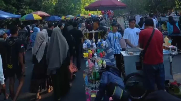 Ramai di CFD Udayana, Warga Olahraga dan Nikmati Kuliner