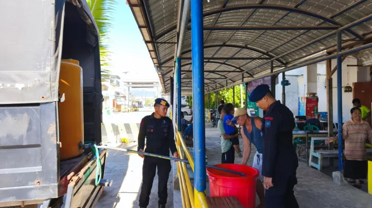 Sat Brimob Polda NTB Salurkan Air Bersih untuk Warga Pelabuhan Sape