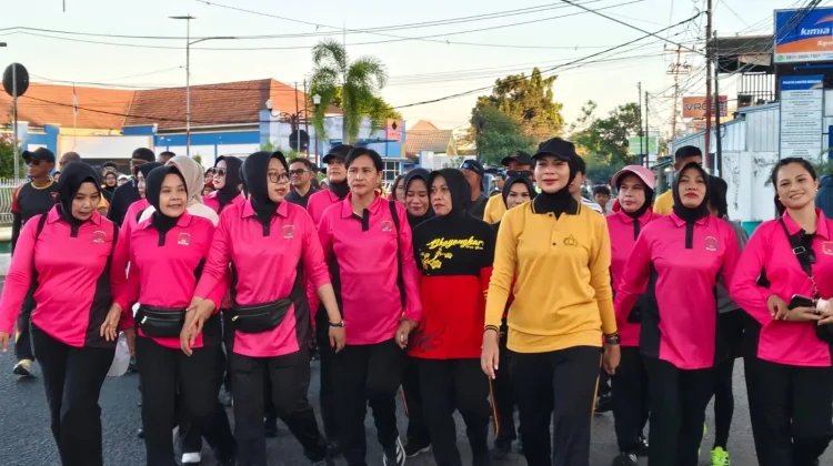 Personel Brimob dan Bhayangkari Ikuti Fun Walk dan Senam Bersama di Sumbawa