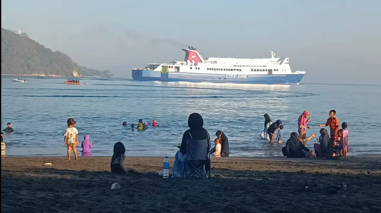 Pantai Cemare Lembar Tawarkan Pesona Langka yang Bikin Wisatawan Betah