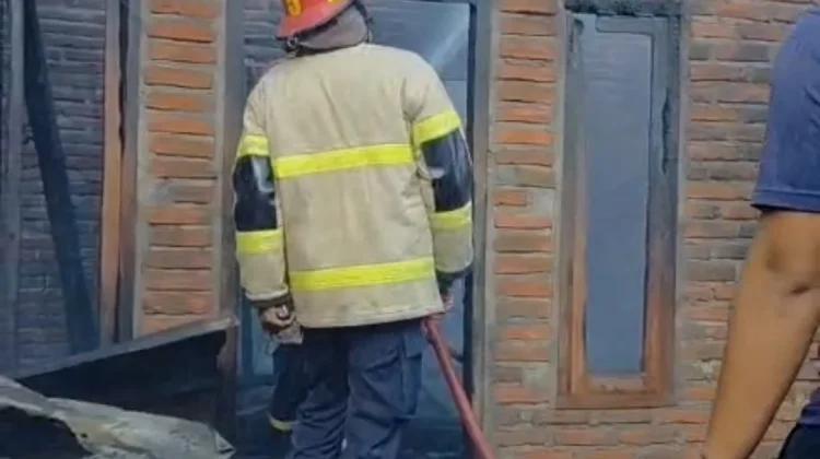 Korsleting Listrik, Hanguskan Rumah Permanen di Keruak