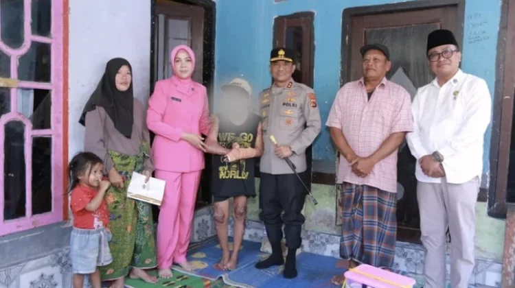 Kapolda NTB Beri Santunan Korban Kebakaran Ponpes di Lombok Tengah