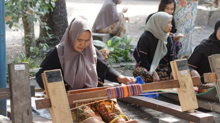 Dukung Festival Begawe Jelo Nyesek, Pertamina Kucurkan CSR Mina Tenun