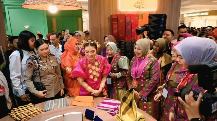 Ibu Wapres Kunjungi Stan NTB, Apresiasi Keindahan Tenun Khas Bima
