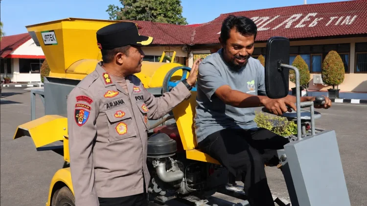 Kapolres Lombok Timur Serahkan Mesin Pipil Jagung Mobile untuk Kelompok Tani