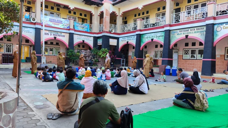 Gerakan Ayah Antar Anak Dinilai Perkuat Mental Siswa Baru