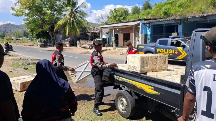 Patmor Polres Bima Kabupaten Bantu Nelayan Angkat Hasil Tangkapan