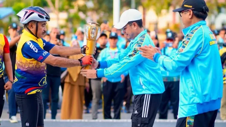 Kirab Obor Porprov XII Kobarkan Semangat 617 Atlet Dompu Menuju Juara