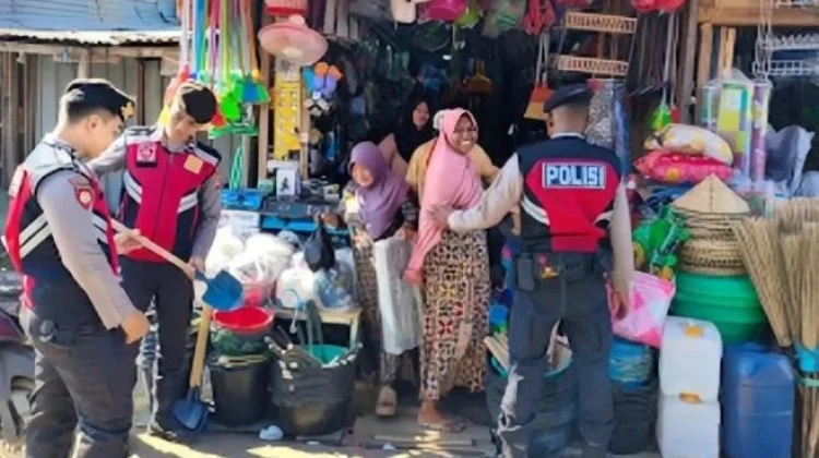 Personel Patmor Bantu Nelayan Angkut Ikan dan Jaga Kamtibmas