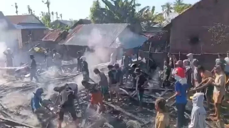 Kesigapan Warga dan Damkar Cegah Kebakaran Meluas di Desa Simpasai