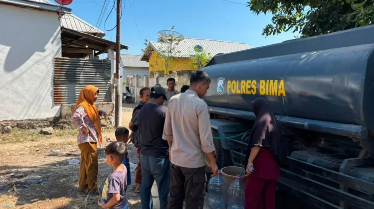 Sat Samapta Polres Bima Kabupaten Kembali Salurkan Air Bersih untuk Warga