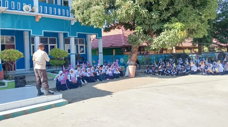 Bhabinkamtibmas Polsek Woha Edukasi Pelajar SMP tentang Bahaya Kenakalan Remaja