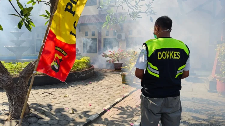 Cegah Demam Berdarah, Biddokkes Polda NTB Lakukan Fogging di SPN Belanting