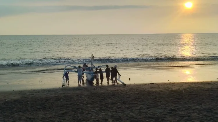 Pantai Penghulu Agung, Pesona Nelayan Tradisional di Ampenan