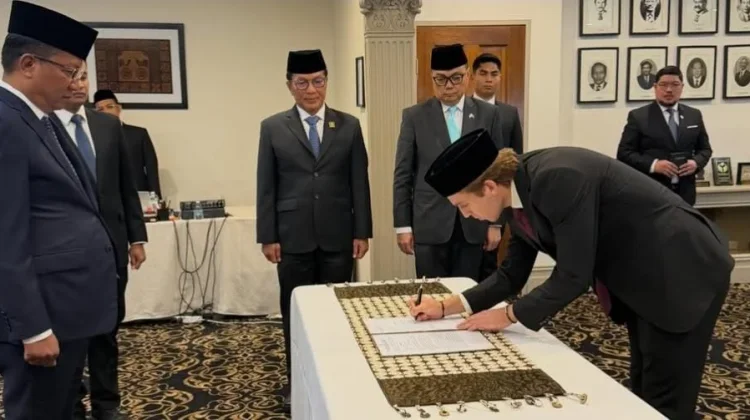 Menteri Hukum Resmi Ambil Sumpah Luke Anthony Vickery sebagai WNI