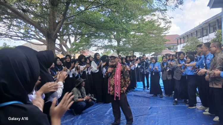 Mendikdasmen RI Tinjau MPLS di SMAN 2 Praya