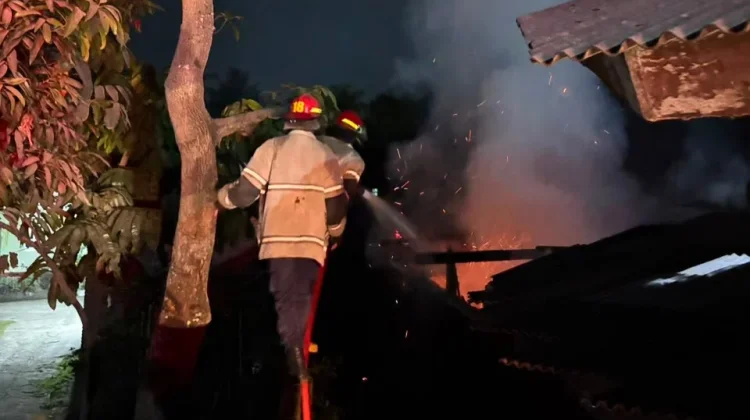 Kandang Kambing Terbakar di Sukamulia, Damkarmat Berhasil Cegah Api Meluas