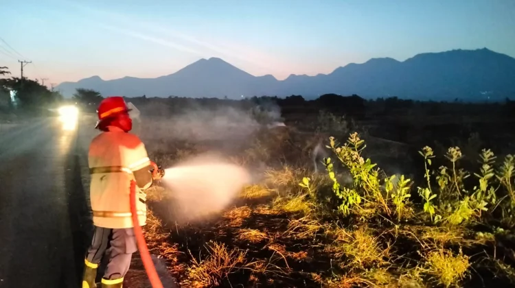 Warga Panik, Damkarmat Padamkan Kebakaran Sampah di Pringgabaya