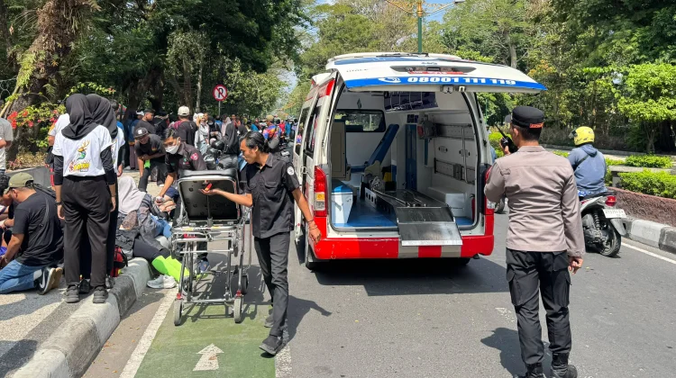 Polsek Selaparang Evakuasi Peserta Drumband Porprov NTB yang Pingsan saat Pawai