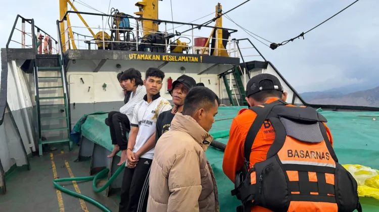 Kapal Wisata Tenggelam Dihantam Gelombang, 45 Orang Selamat