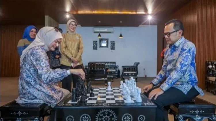 Bima Arya Kagumi Meja Catur CUKLI Karya Warga Binaan Lapas Lombok Barat