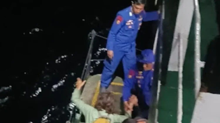 Cuaca Buruk, Mesin Rusak KMP Armada Karam di Sanggar