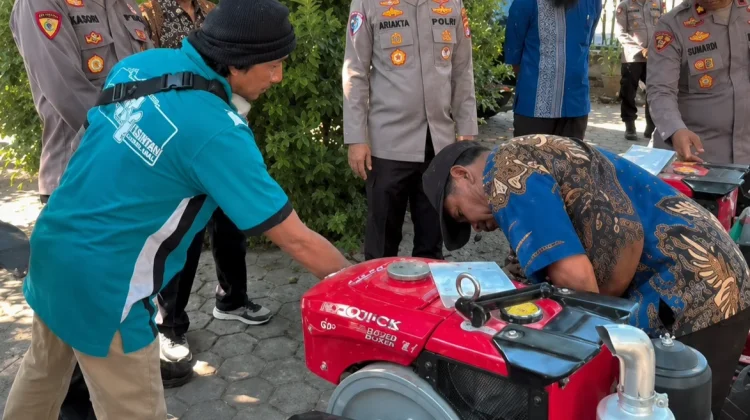 Kapolres Lombok Timur Serahkan Tiga Traktor Dukung Ketahanan Pangan