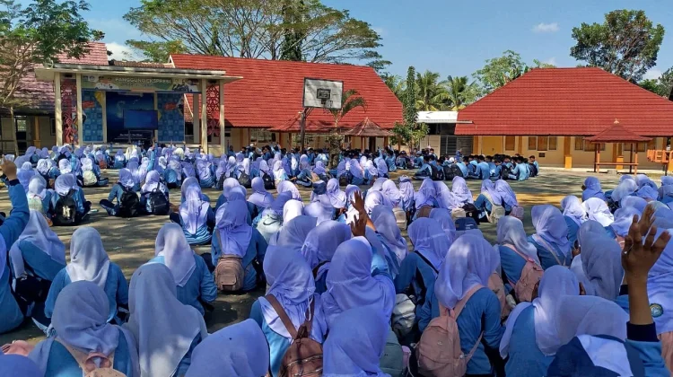 TNI di Loteng Ajak Ratusan Pelajar Belajar Wawasan Kebangsaan di Alam Terbuka