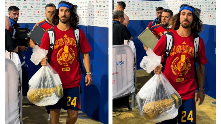 Nyeleneh! Marc Cucurella Bawa Trofi Piala Dunia Pakai Kantong Kresek