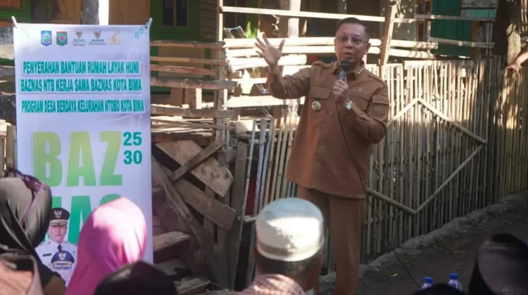 Wali Kota Bima Serahkan Bantuan Rumah Layak Huni Desa Berdaya