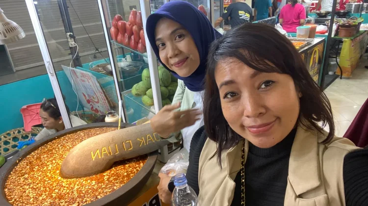 Cobek Raksasa Jadi Magnet Pengunjung di Gebyar Kuliner Jakarta Halal-Viral