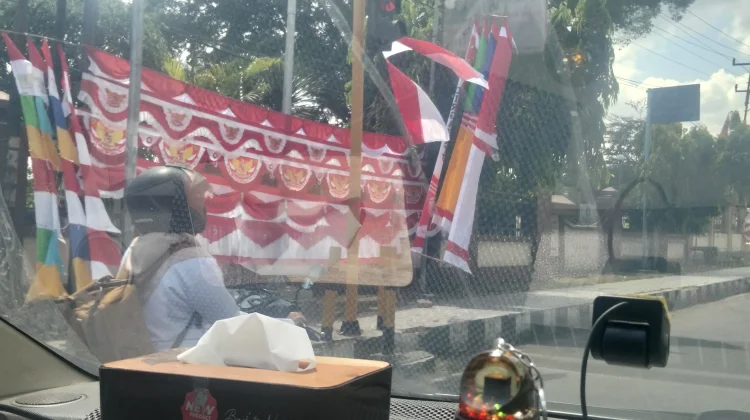 Pedagang Pernak-pernik Kemerdekaan Mulai Ramaikan Jalan Protokol Dompu
